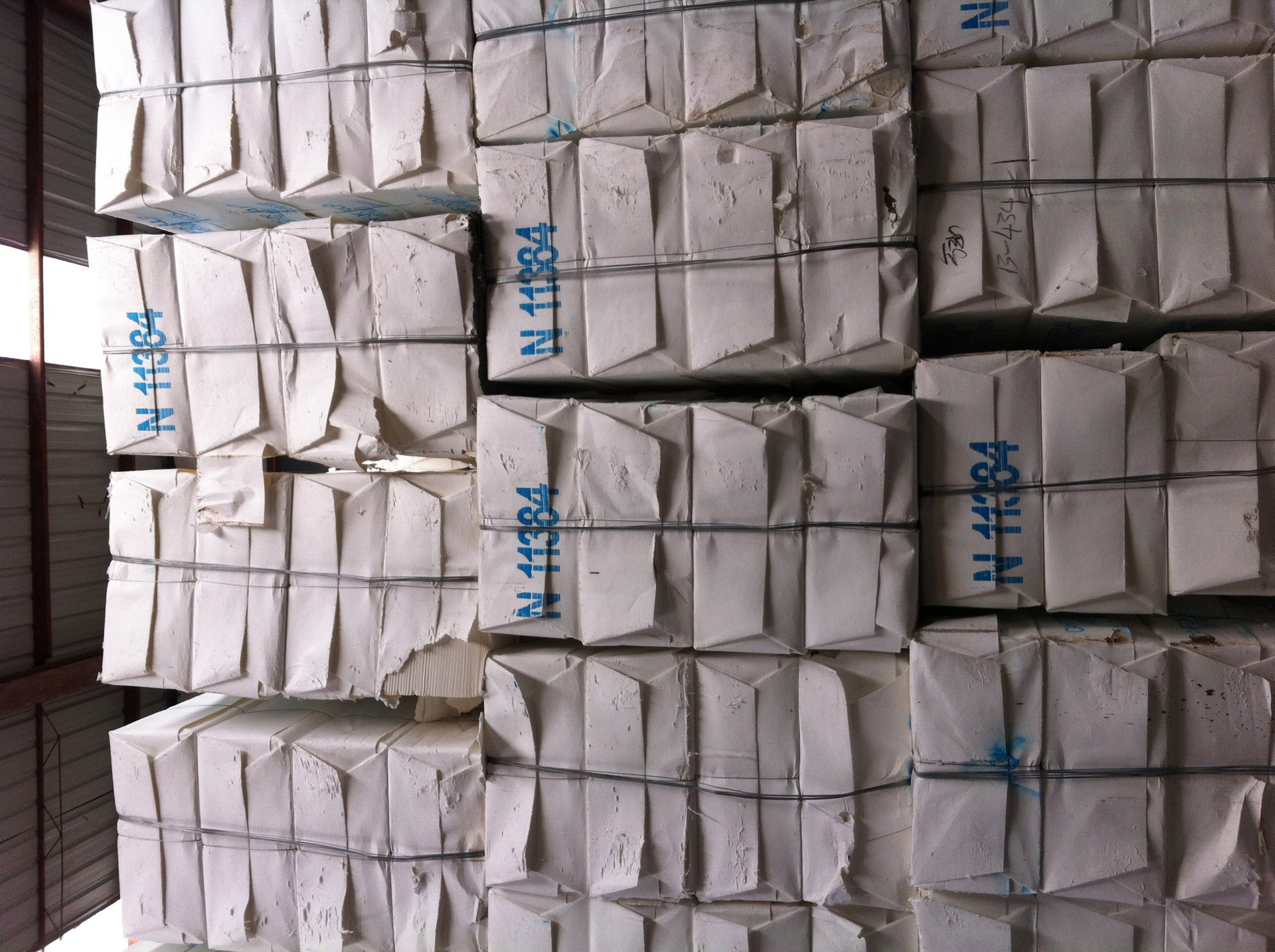 磨木漿中泡沫很多，可以選擇納爾科N7569消泡劑